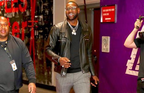 球队取胜后送亚泰降级，海牛球迷在退场时高喊“亚泰降级啦”（海牛取胜致亚泰降级，退场球迷齐声喊“亚泰降级啦”）