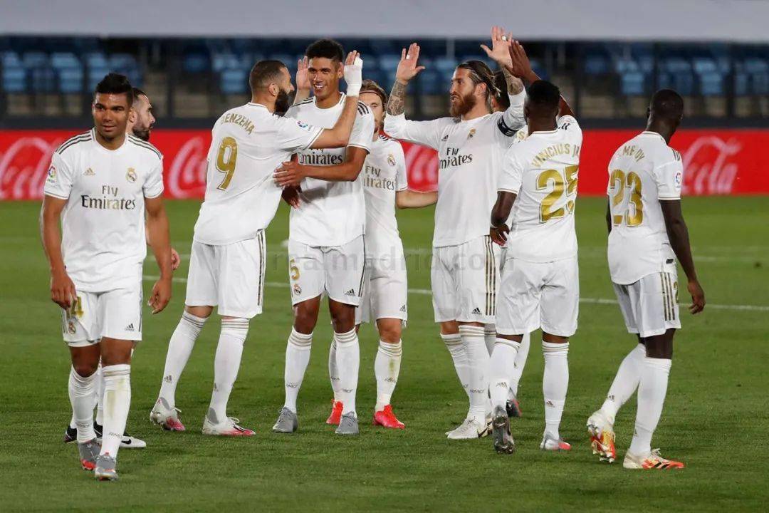 西媒曝亚马尔夜店通宵聚会：参加者不准带手机，女孩可进包厢（西媒称亚马尔通宵赴夜店：现场禁带手机，女性可入包厢）