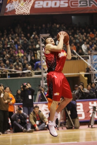 首尔外援后卫亚赞：能够限制住费利佩并不是我一个人的功劳（首尔外援后卫亚赞：遏制费利佩是团队努力，并非我一人之功）