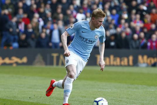 不可触碰的美，若昂-内维斯女友马达莱娜晒暗黑风妆造（冷艳不可近：若昂-内维斯女友马达莱娜晒暗黑系妆容）