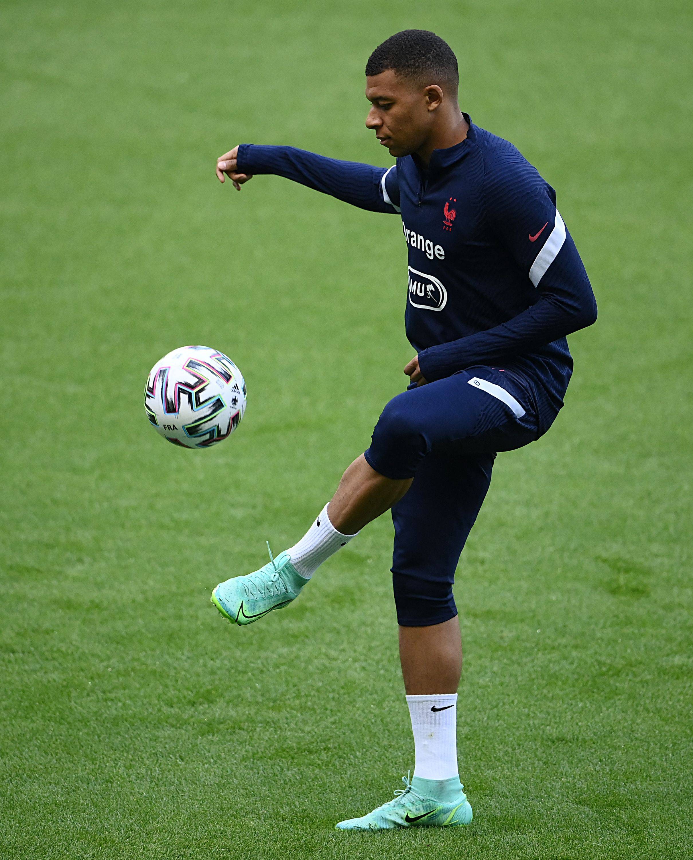 近15年谷歌每年搜索量最高球员：C罗10次断崖领先，梅西仅1次（过去15年谷歌年度最热球员：C罗10度领跑，梅西仅一次）