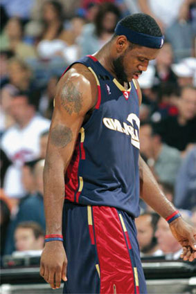 奥斯卡庆祝海港夺冠：我们是冠军！祝贺我的队友、朋友和球迷（奥斯卡为海港封王喝彩：我们是冠军！致敬我的队友、朋友与球迷）