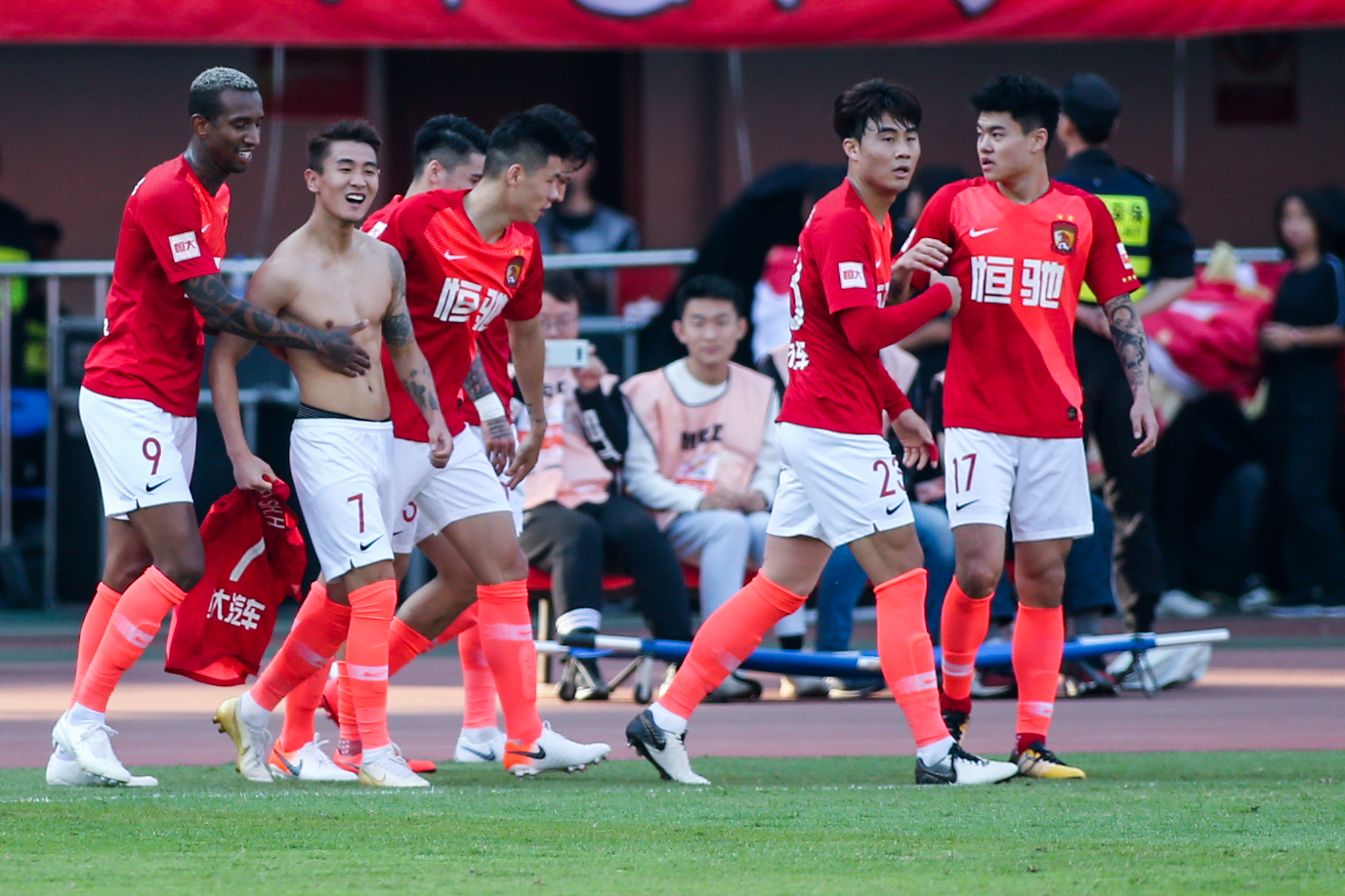 陈晋一妹妹代表香港队参加全运会空手道业余组，并最终夺冠