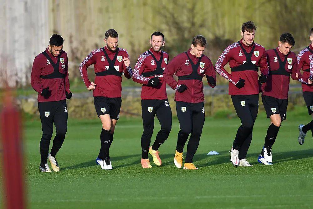 都体：佛罗伦萨球迷说DV9是“吉普赛人”，俱乐部被罚款2万欧（都体：佛罗伦萨球迷对DV9使用歧视性言论，俱乐部被罚2万欧元）