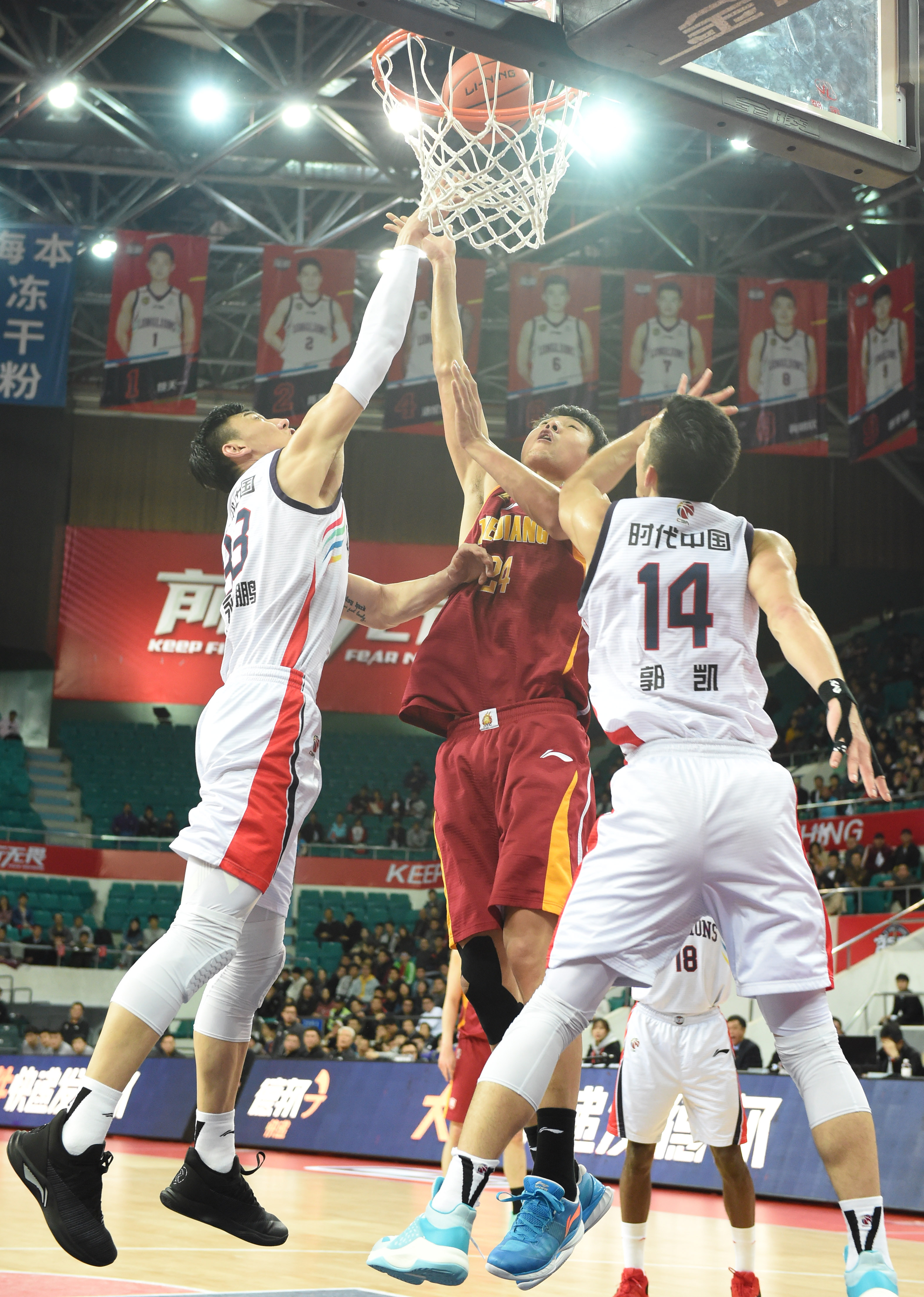 欧文突破防守造成杀伤，制造罚球（欧文强突撕裂防线，搏得罚球）