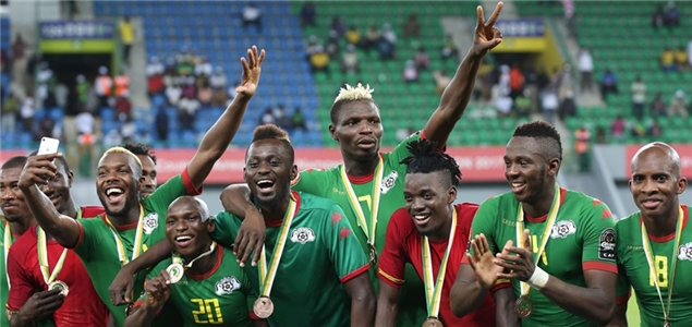 “苏超”冠军的排面，泰州市委书记和市长更衣室祝贺泰州夺冠（泰州加冕“苏超”冠军，市委书记、市长走进更衣室致贺）