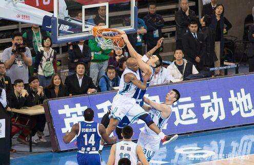 NBA新秀观察：状元秀首战亮眼,（NBA新秀直击：状元首秀闪耀）