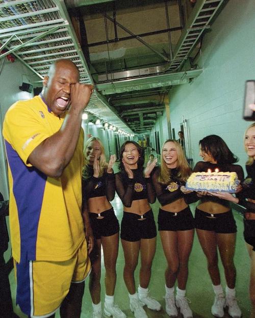 回忆杀！维埃里社媒晒照，大罗、巴乔、狼王等巨星聚餐（回忆满满！维埃里社媒晒合影：大罗、巴乔与狼王等传奇同桌聚餐）