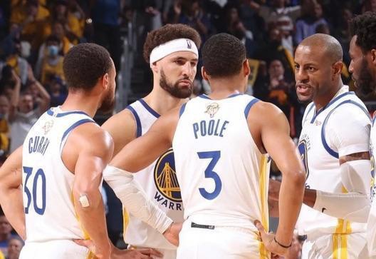 表现“两极分化”：回顾萨利巴上一次对阵拜仁的表现（攻守表现两极：重温萨利巴上次对阵拜仁的发挥）