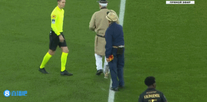 维尼修斯等人在替补席偷笑被龙赛罗怒批：到底在笑什么？（维尼修斯等人替补席窃笑惹怒龙赛罗：你们到底在笑啥？）